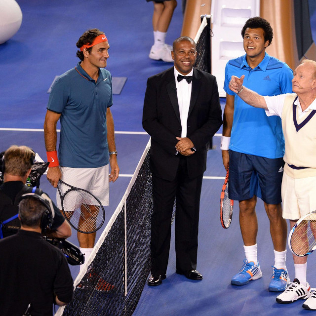 Sudac Carlos Bernardes između Rogera Federera, Jo-Wilfrieda Tsonge i legendarnog Roda Lavera