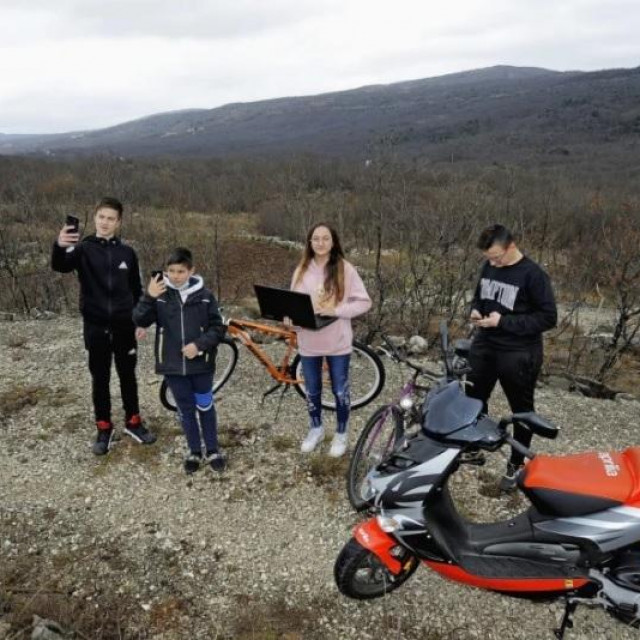 Gabriel Vuletić, Petar Lozina, te Žana i Patrik Vranješ na uzvisini iznad sela prate online nastavu