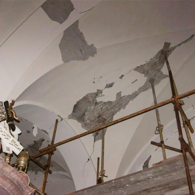 Oštećenja u unutrašnjosti crkve