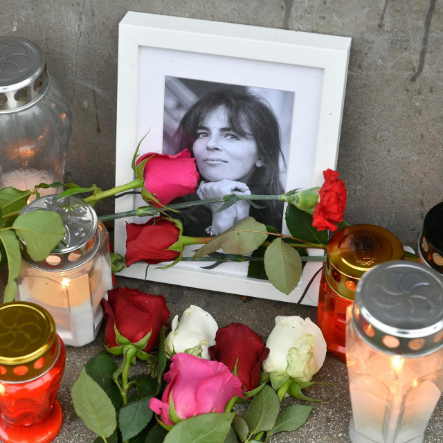 Svijeće i cvijeće ispred stana preminule glumice Mire Furlan