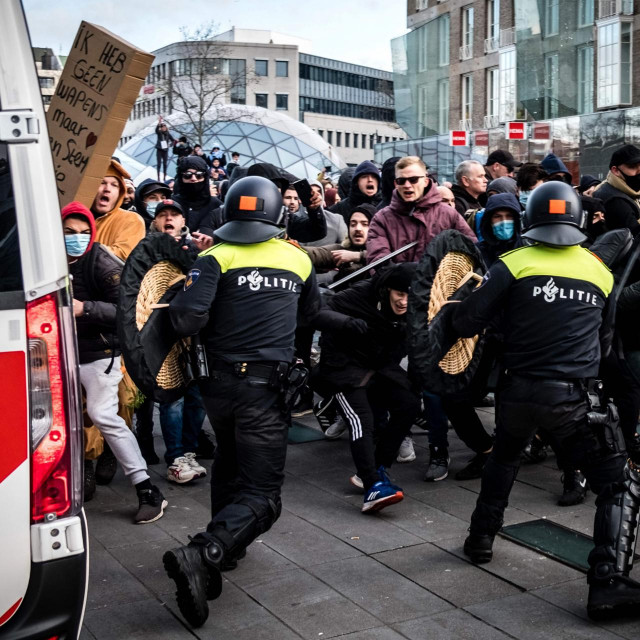 Policija je privela više od 150 ljudi u Rotterdamu i Amsterdamu gdje su trgovine bile vandalizirane i opljačkane