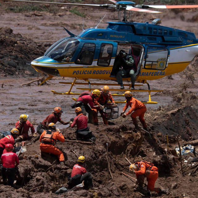 Na fotografiji koja je nastala 28. siječnja 2019. godine vatrogasci primaju alat kako bi mogli otvoriti vozilo zaglavljeno u blatu i provjeriti nalaze li se u njemu žrtve kolapsa brane pored mjesta Brumadinho