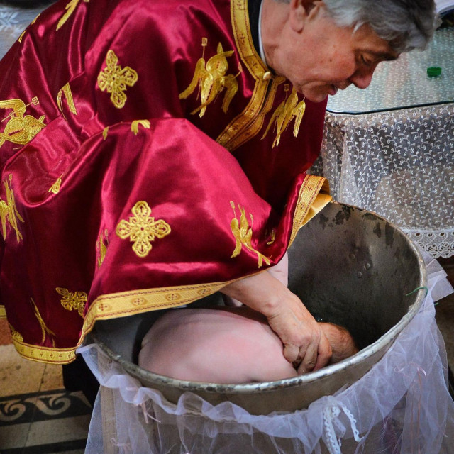 Krštenje u pravoslavnoj crkvi u Bukureštu fotografirano 2014. godine