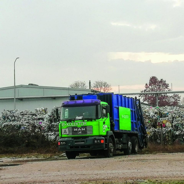 Pred ulazom u Diokijevo dvorište parkirana su dva kamiona s oznakama tvrtke e-Kolektor čija je i velika svjetlozelena ploča na ulazu nasuprot čuvarske kućice u istoj toj boji
