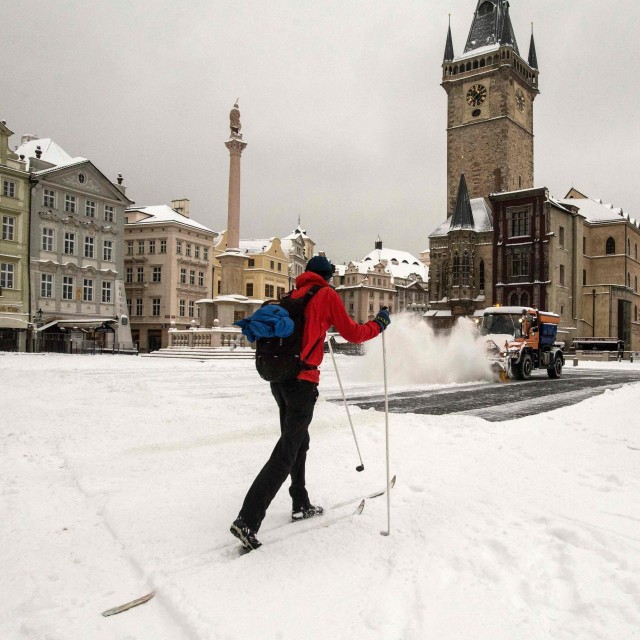 Muškarac na skijama prelazi preko trga u Pragu nakon što je prošlog tjedna u glavnom gradu Češke padao snijeg