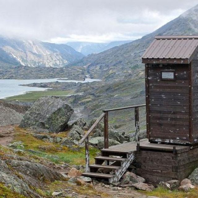 Vanjski toalet na jezeru Chilkat (ilustracija)