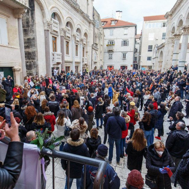 Nekoliko stotina Splicana okupilo se na Peristilu kako bi se oprostili od pjevača Đorđa Balaševića&lt;br /&gt;
 