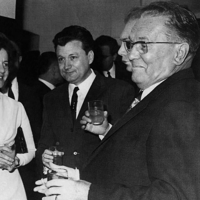 ARHIVSKE FOTOGRAFIJE&lt;br /&gt;
Savka Dabcevic Kucar, znacajna politicarke suvremene hrvatske povijesti i simbol ”Hrvatskog proljeca”.&lt;br /&gt;
Na slici: Savka i Josip Broz Tito.&lt;br /&gt;