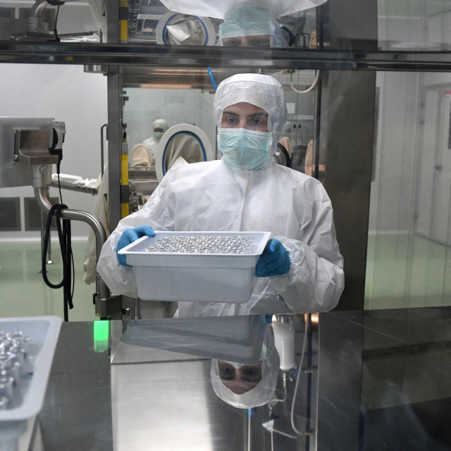 Djelatnici Državnog znanstvenog centra za virologiju i biotehnologiju u Novosibirsku rade cjepivu EpiVacCorona