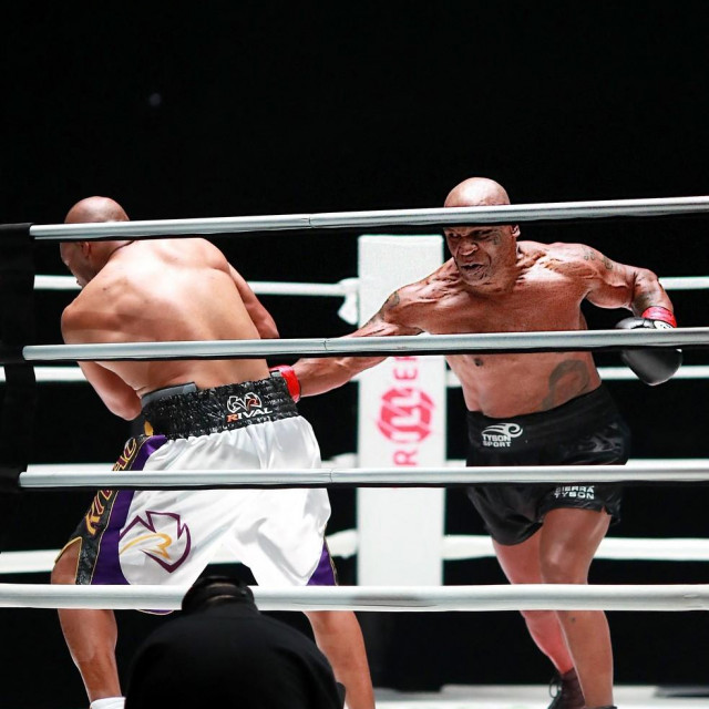 Roy Jones Jr vs. Mike Tyson