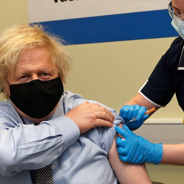Britanski premijer Boris Johnson prima cjepivo