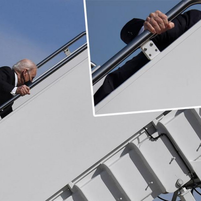 Joe Biden se spotaknuo ulazeći u zrakoplov