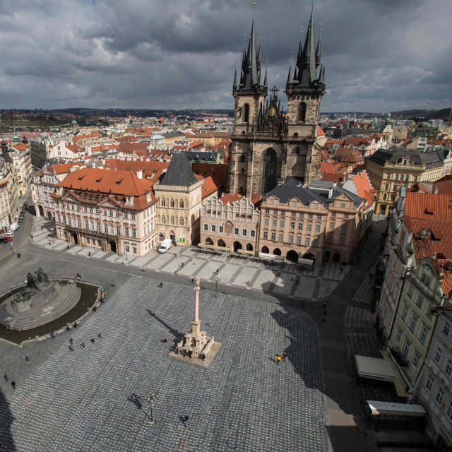 Prazan glavni trg u Pragu