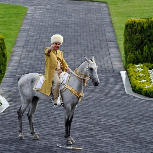 Predsjednik Gurbanguly Berdymukhamedov na svom voljenom konju Akhanu&lt;br /&gt;
&lt;br /&gt;
 