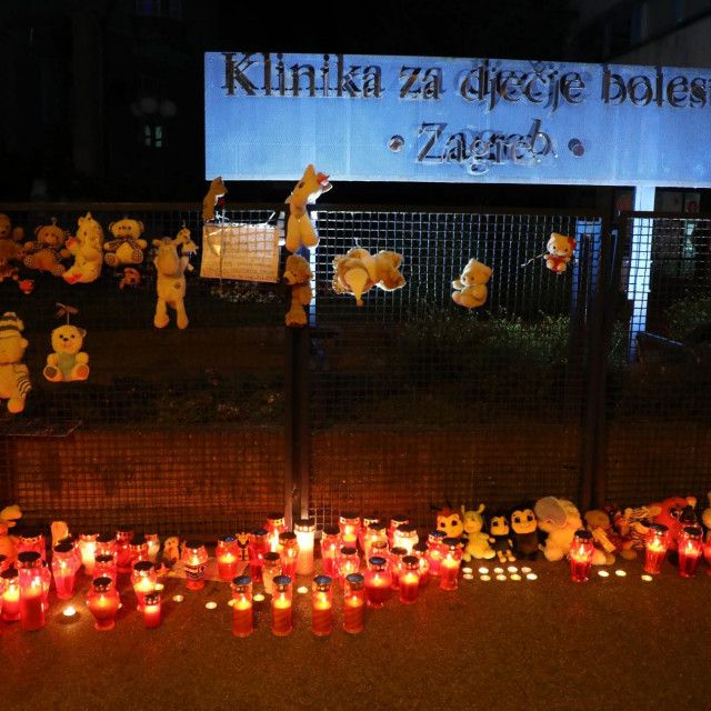 Građani pale svijeće ispred Klinike za dječje bolesti
