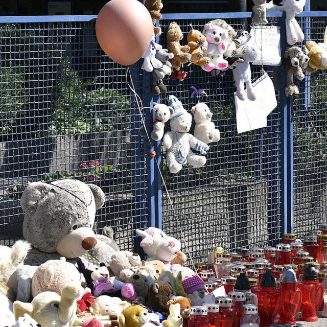 Preminula djevojčica, svijeće i cvijeće ispred Klaićeve bolnice