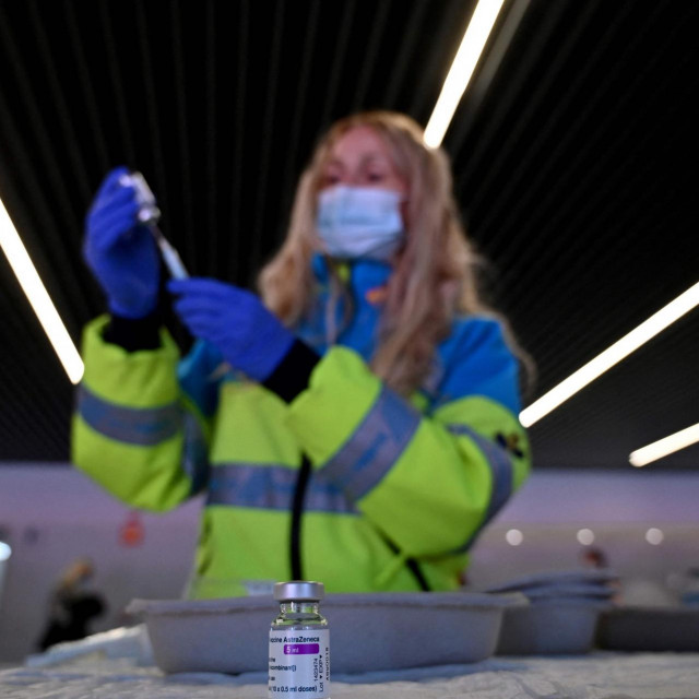 A health worker prepares a dose of the AstraZeneca/Oxford vaccine at a coronavirus vaccination centre at the Wanda Metropolitano stadium in Madrid on March 24, 2021. - Spain raised the maximum age limit for people to receive the AstraZeneca vaccine, which has faced setbacks in Europe due to safety concerns, from 55 to 65. (Photo by GABRIEL BOUYS/AFP)