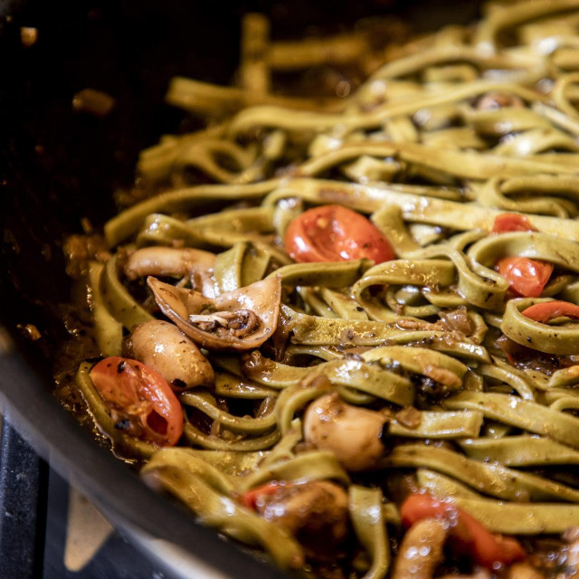 Pula, 100221.<br />
Testiranje Aurelia tjestenine u jelima chefa Davida Skoke. Pripremio je tri jela; Ravioli punjeni kozjim sirom u svjezem umaku od secerca, chilia, spinata i feta sira; tagliatelle sa sipama u sugu i makaruni s prsutom i crvenim radicem. Jela su testirali gastro infuencerica Mateja Kravic na instagram profilu: uvijekgladna, urednica Native Ad studia Handa medie Daria Bertak i novinar Matija Boltizar. Priprema jela i testiranje bilo je na gradskoj trznici u Puli.<br />