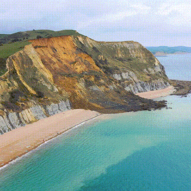 Veliki komad stijene urušio se na obalu u Dorsetu