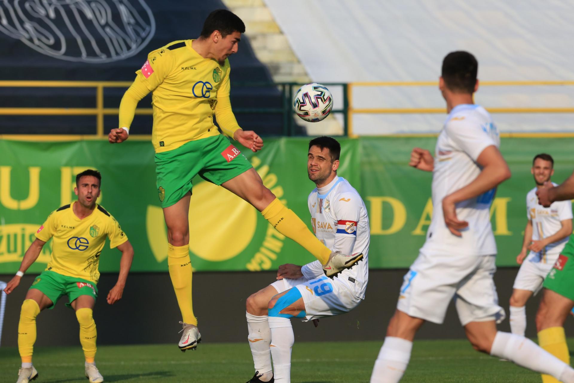 Sportske novosti - VIDEO: POGLEDAJTE NAJSPORNIJI TRENUTAK I SAMI  PROCIJENITE JESU LI SUCI BILI U PRAVU! Rijeka zabila u 91., burno  proslavila gol, a onda se javio VAR