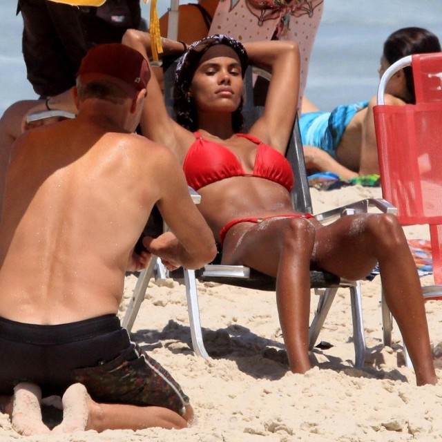 Vincent Cassel u pijesku fotografira suprugu Tinu Kunakey na plaži u Rio de Janeiru