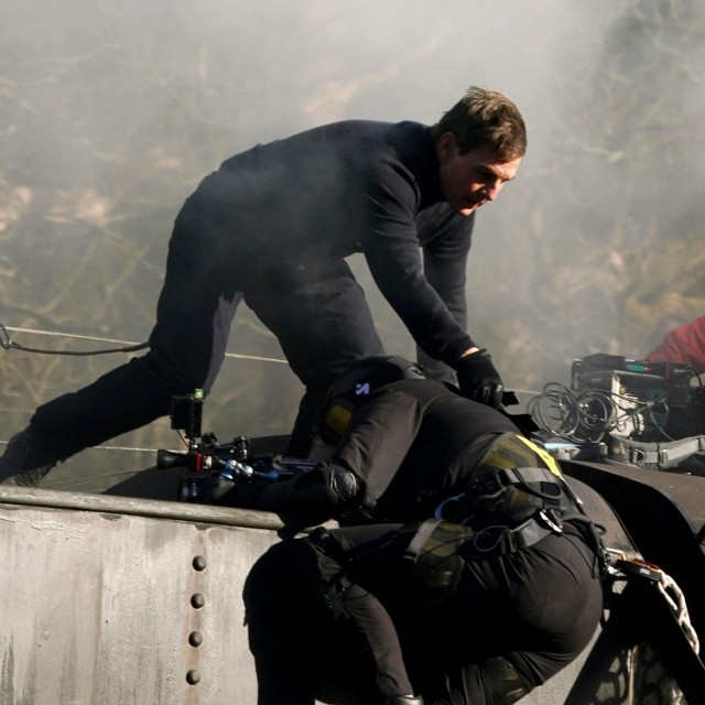 Tom Cruise na krovu jurećeg vlaka spašava kamermana koji se poskliznuo