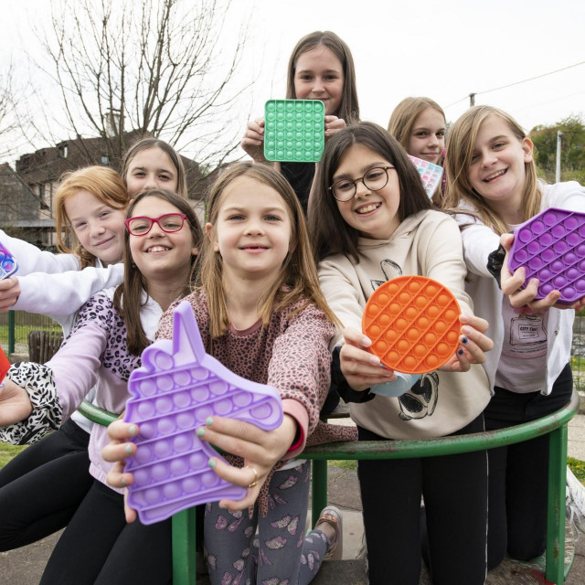Djevojčice iz škole u mjestu Vidovec poziraju s novom hit igračkom Fidget Pop it koja je rasprodana u gotovo svim trgovinama