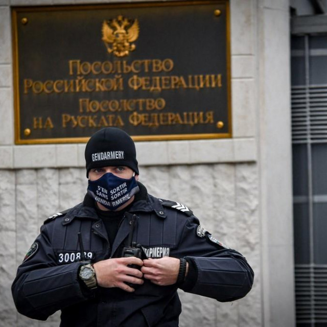 Policajac čuva rusku ambasadu
