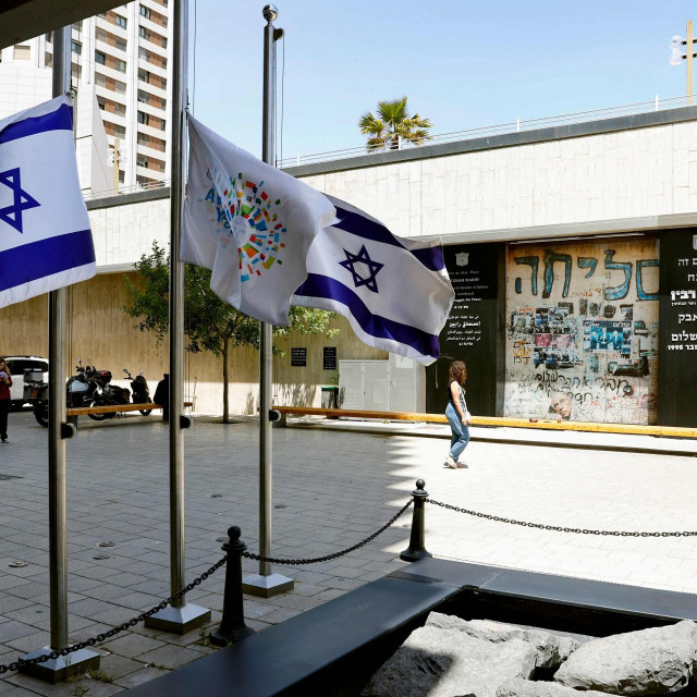 Zastave u Izraelu spuštene su na pola koplja