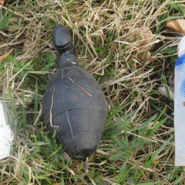 Sumnjiva ručna bomba s ostalim predmetima pronađenim u šumi