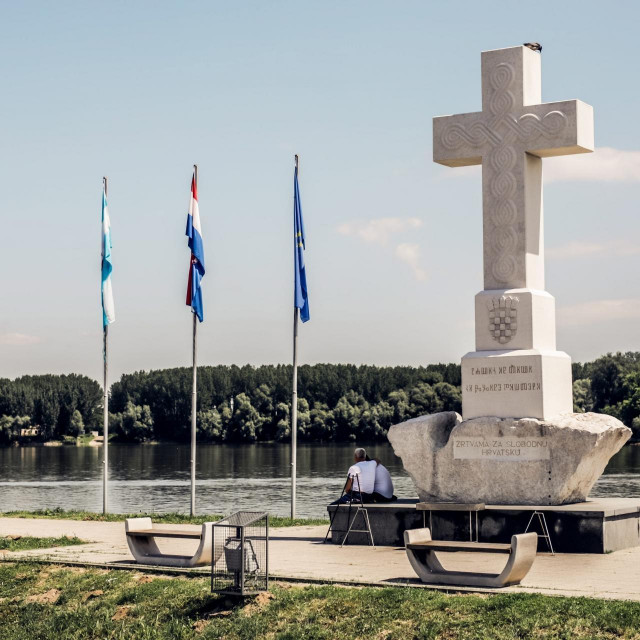 Križ u Vukovaru