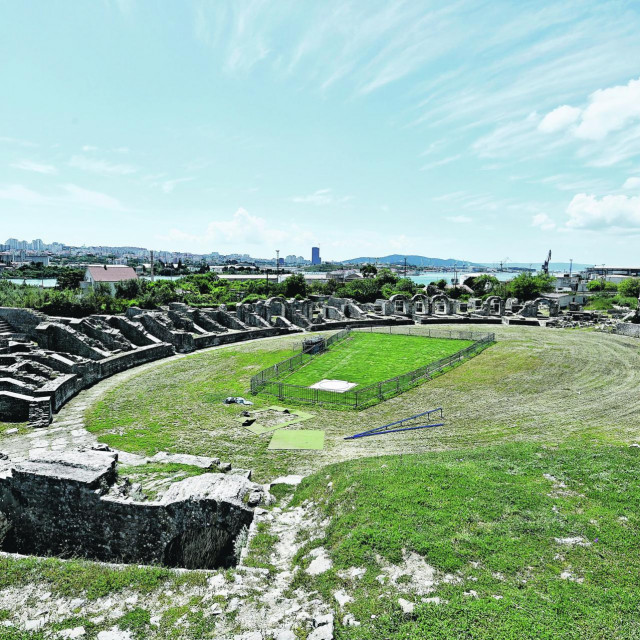 Bacalište kugle u amfiteatru i Split u pozadini