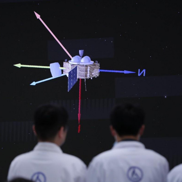 Tehničko osoblje u Zrakoplovnom centru u Pekingu nadzire slijetanje na Mars