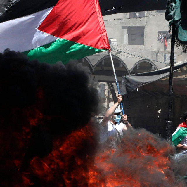 Palestinac prosvjeduje protiv izraelske okupacije pojasa Gaze i zračnih napada na istog