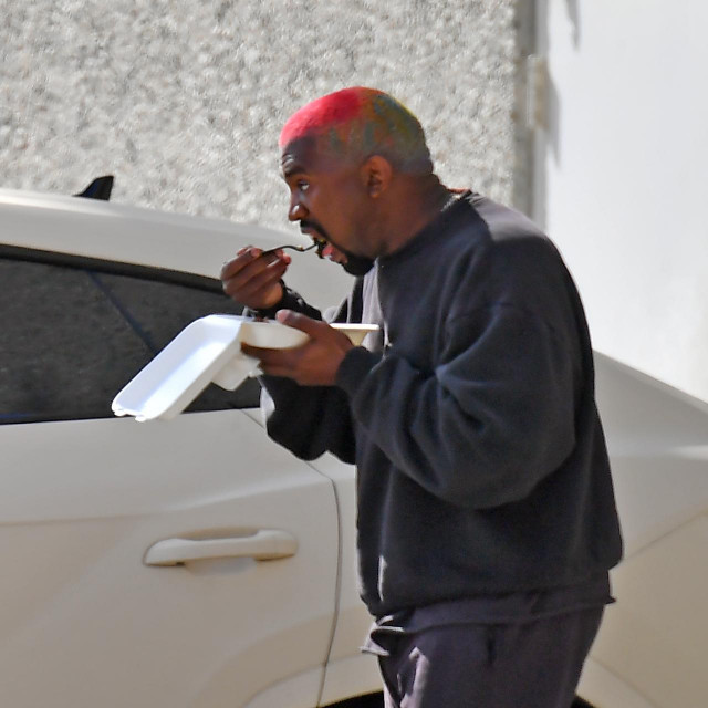 Kanye West jede po putu