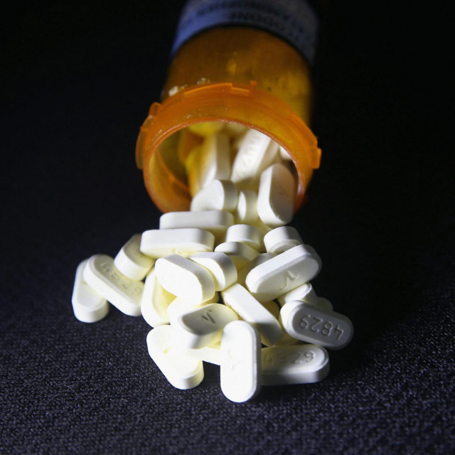 Na slici su tablete protiv bolova Oxycodone. Početkom svibnja je u Zapadnoj Virginiji, jednoj od država najviše pogođenih opioidnom krizom, krenulo suđenje kompanijama koje se za to drže odgovornim. To su sad već bankrotirani  Purdue Pharma, distributer lijekova AmerisourceBergen te lanac ljekarni  CVS