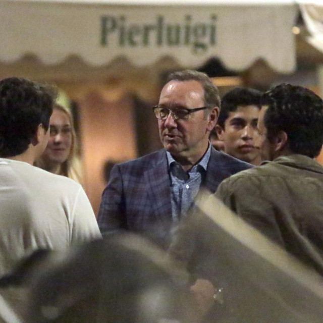 Kevin Spacey s prijateljima u restoranu u Rimu 