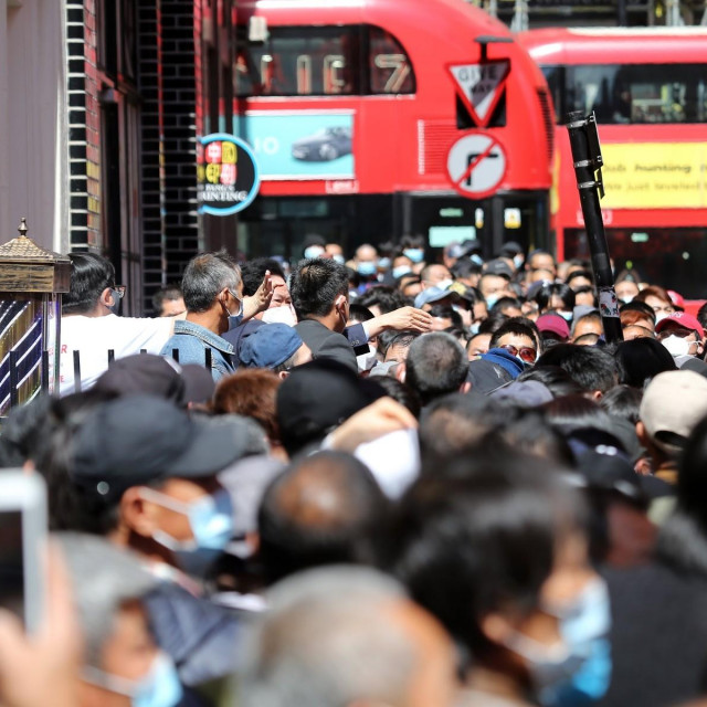 Mnoštvo ljudi čeka u redu na cijepljenje u Kineskoj četvrti u Londonu