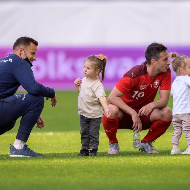 Haris Seferović i Mario Gavranović sa kćerkama nakon dvoboja Švicarske i Lihtenštajna