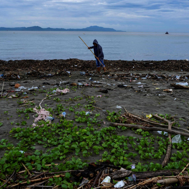 Radnik čisti plažu u indonezijskom gradu Bandi Acehu