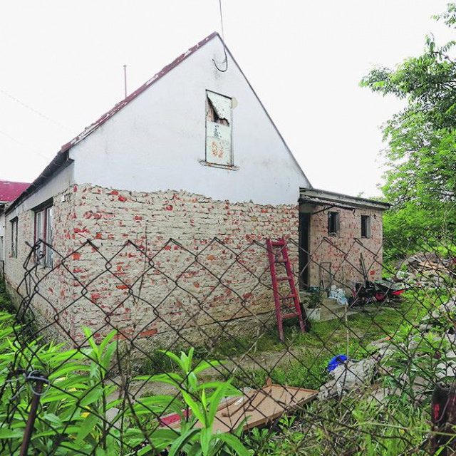 Trnjanski nasip I, kbr 16.&lt;br /&gt;
Kuće oštećene u potresu koje su prve dobile rješenje o rušenju u Zagrebu