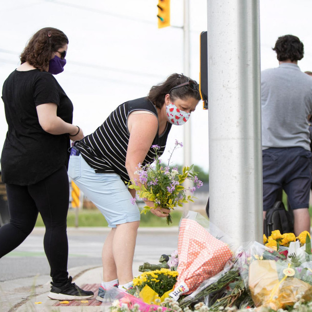 Ljudi polažu cvijeće na mjesto gdje je stradala obitelj