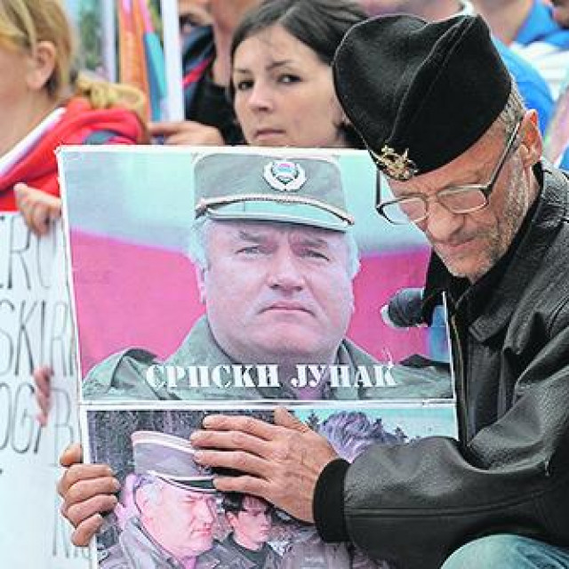 Stariji bosanski Srbin drži sliku Ratka Mladića