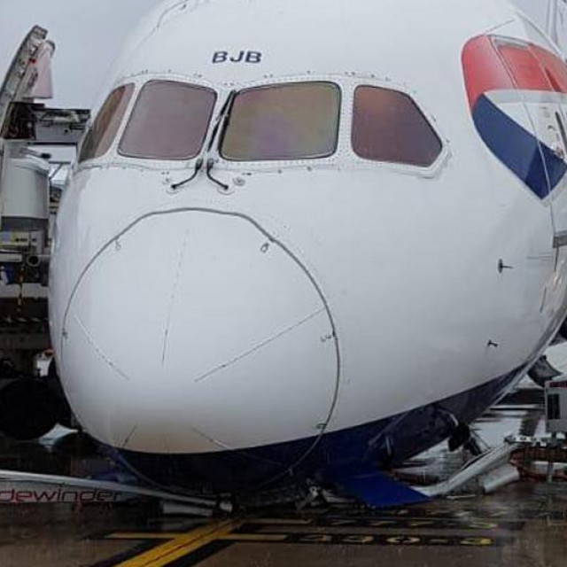 Oštećeni zrakoplov British Airwaysa