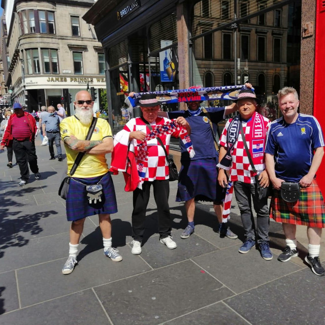 Hrvatski i škotski navijači u Glasgowu uoči utakmice