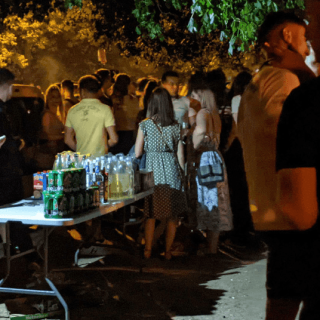 Na Jarunu svakog vikenda partija tisuće mladih pa se razvio ilegalni biznis prodaje pića iz prtljažnika automobila