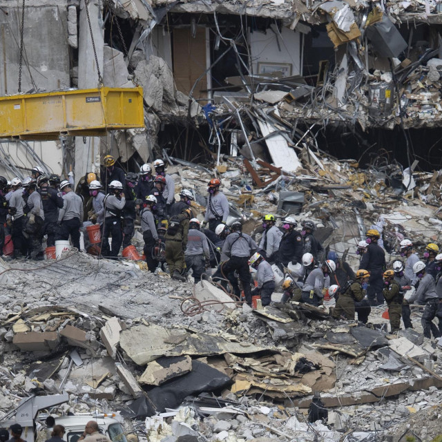 SURFSIDE, FLORIDA - JUNE 29: Search and Rescue teams look for possible survivors and remains in the partially collapsed 12-story Champlain Towers South condo building on June 29, 2021 in Surfside, Florida. Over one hundred people are being reported as missing as the search-and-rescue effort continues. Joe Raedle/Getty Images/AFP
== FOR NEWSPAPERS, INTERNET, TELCOS & TELEVISION USE ONLY ==