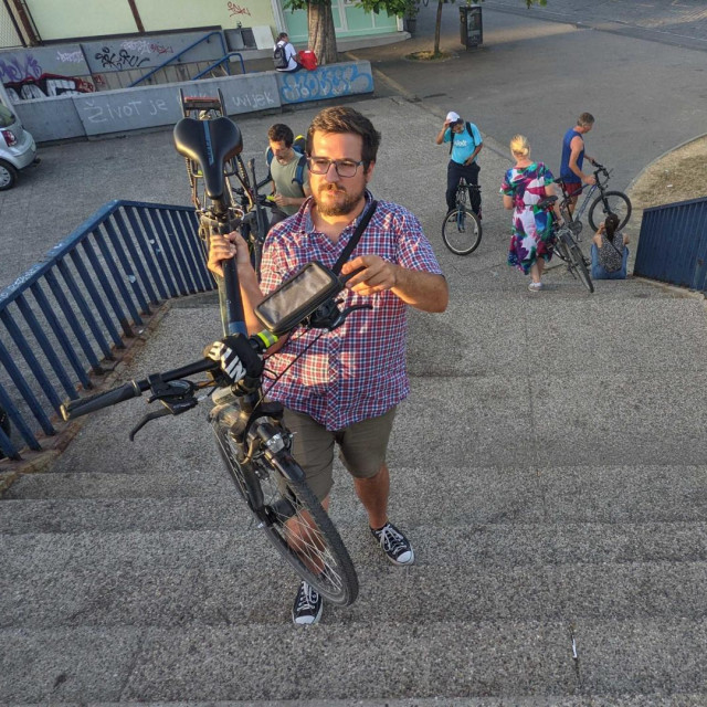 Biciklisti se žale jer na sjevernom stepeništu na Jadranskom mostu nema biciklističke rampe, pa po vrućinama moraju nositi svoje bicikle.&lt;br /&gt;
Na fotografiji Filip Blažević (31)