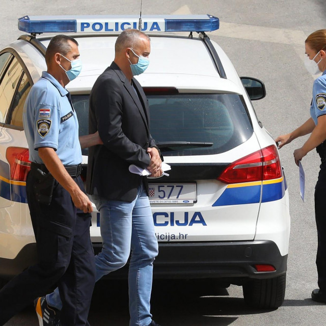 Uhićeni Vinko Grgić u pratnji policije odlazi iz USKOK-a.&lt;br /&gt;
 