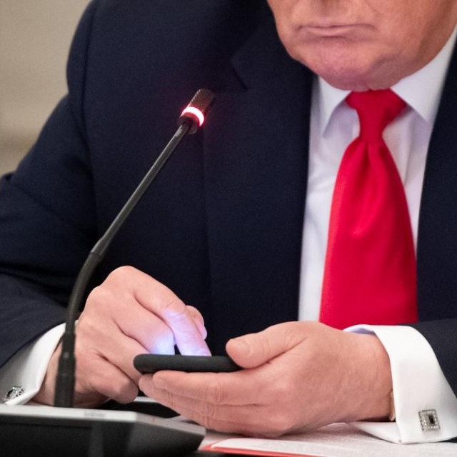 Donald Trump na svom mobitelu